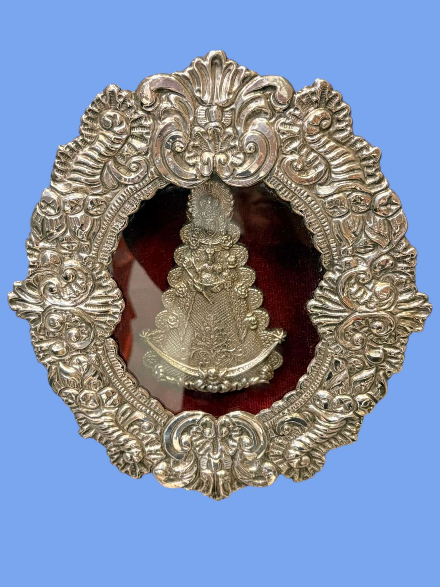 Relicario de plata devocional con marco repujado artístico