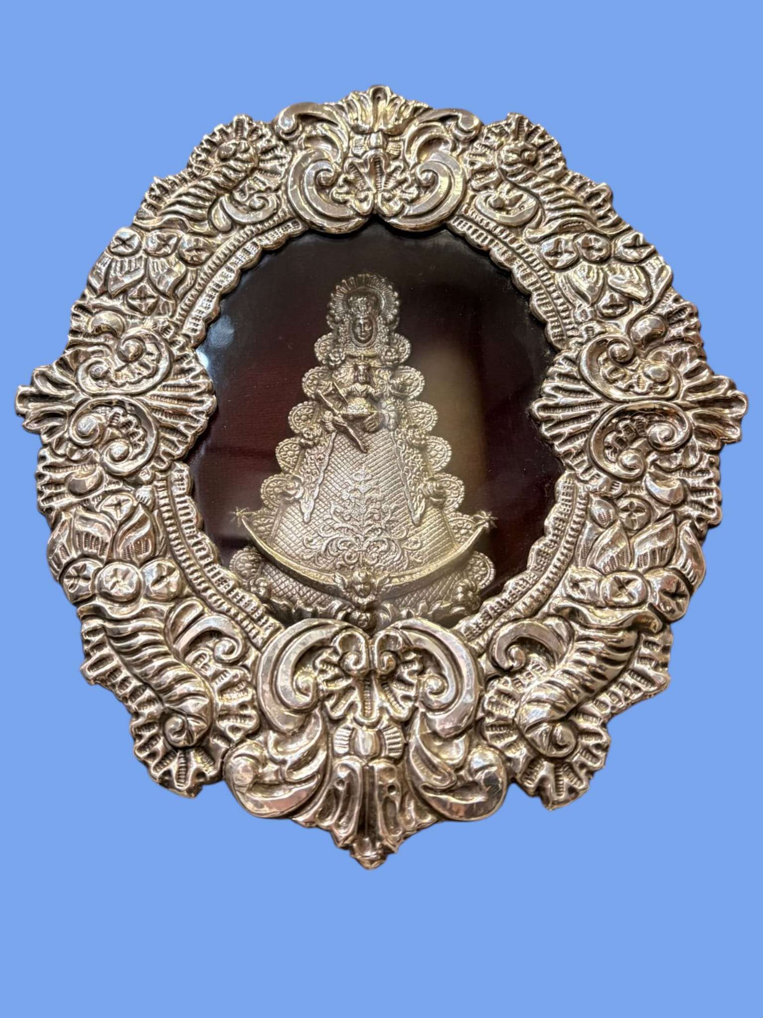 Relicario de plata devocional con marco repujado artístico