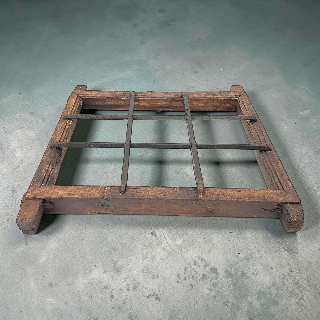 Ventana rústica de madera con rejas de forja artesanal para decoración de hogar y jardín