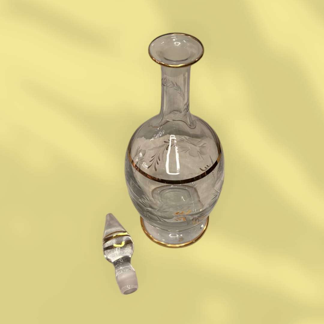 Licorera de cristal con hilo dorado tallado elegante