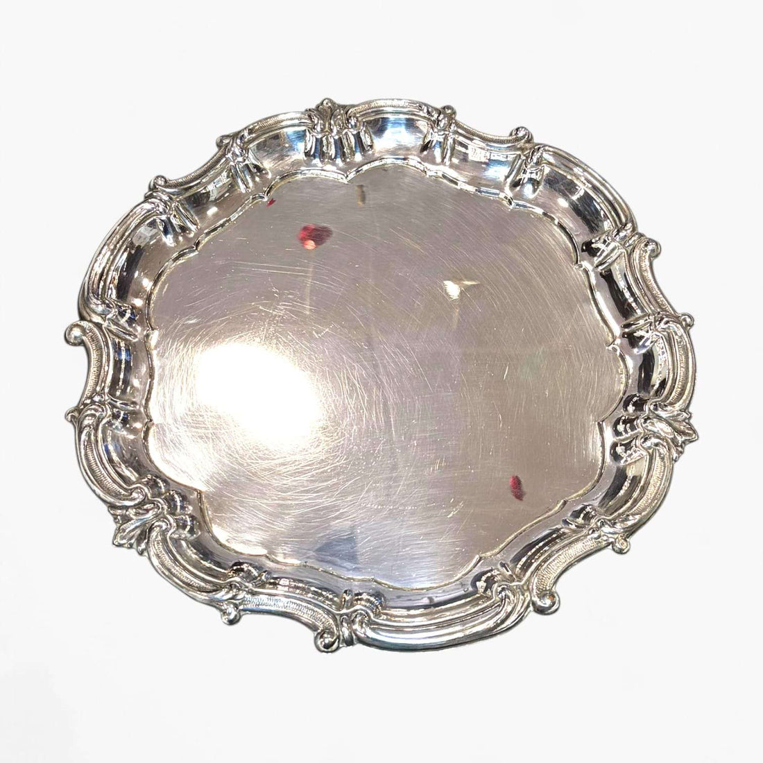 Bandeja decorativa de metal plateado con borde ornamentado