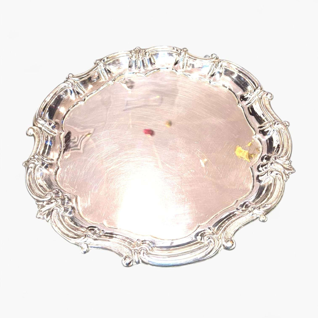 Bandeja decorativa de metal plateado con borde ornamentado