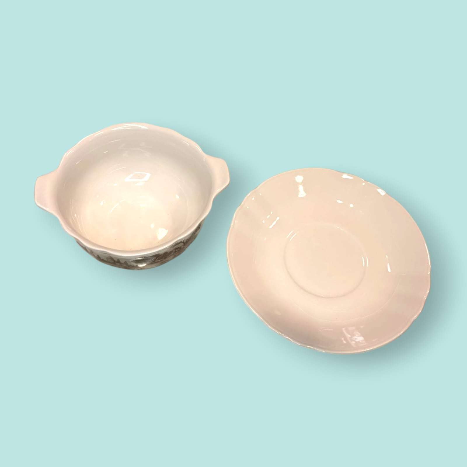 Lote de tazas de consomé Pontesa con platos decorados en tono sepia para decoración clásica en hogar