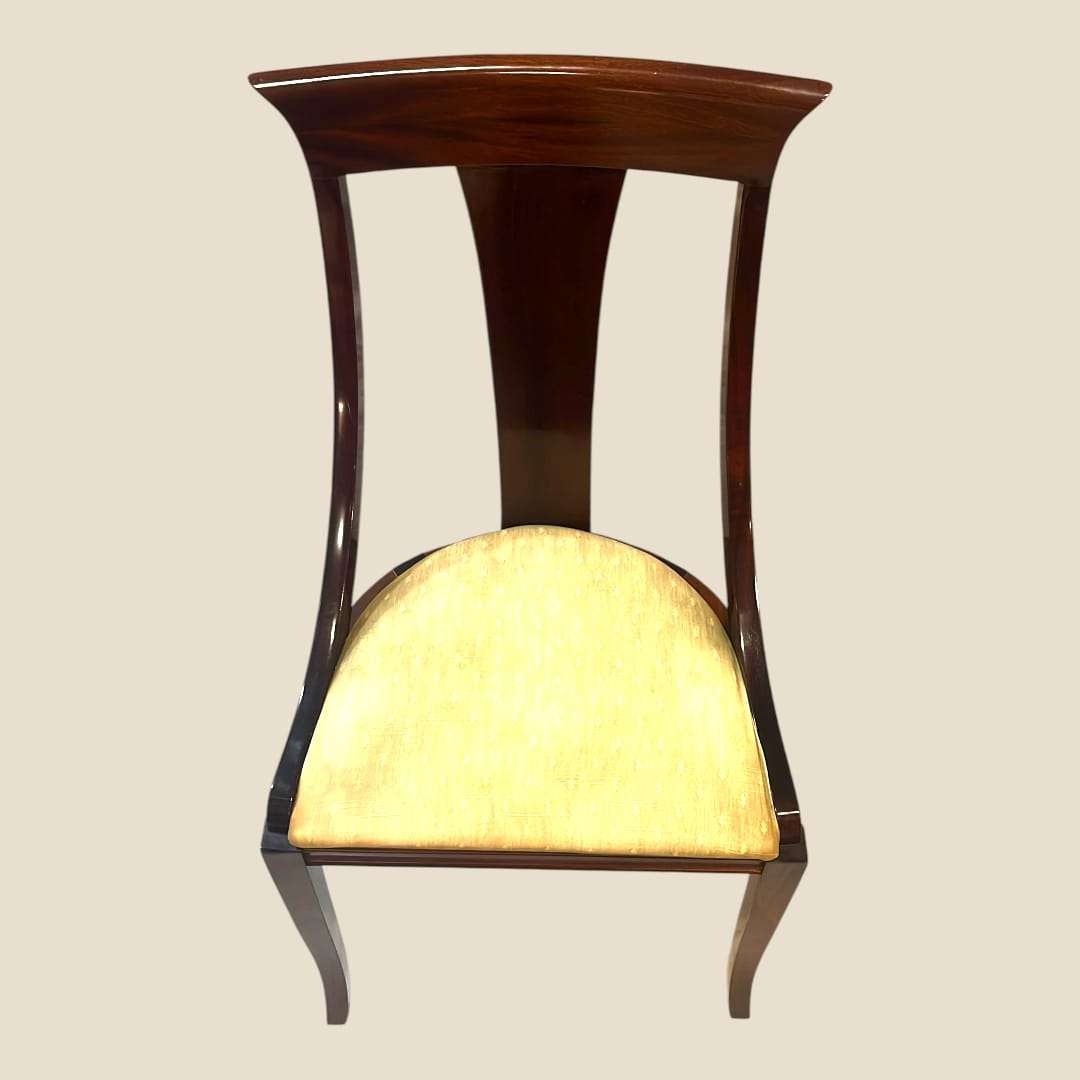 Silla clásica de caoba con tapizado original para decoración elegante