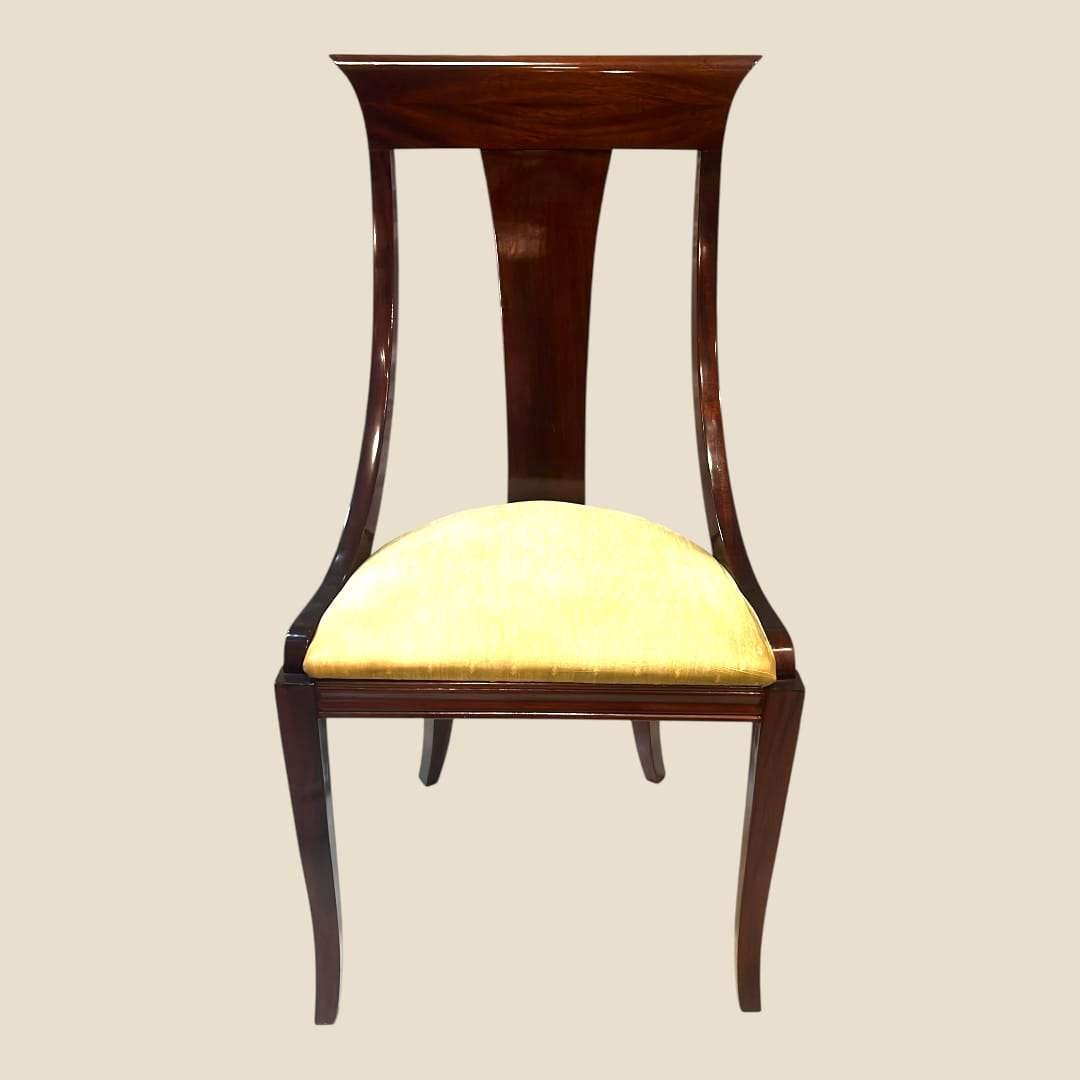 Silla clásica de caoba con tapizado amarillo para decoración elegante