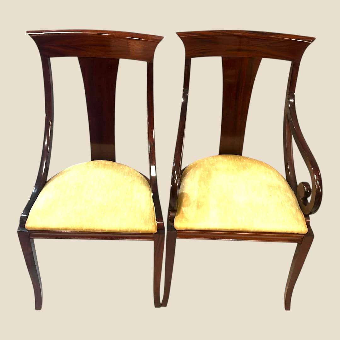 Lote de sillas y sillones de caoba clásicos tapizados