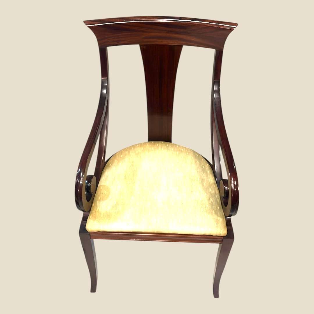 Silla clásica de caoba con tapizado dorado para decoración elegante