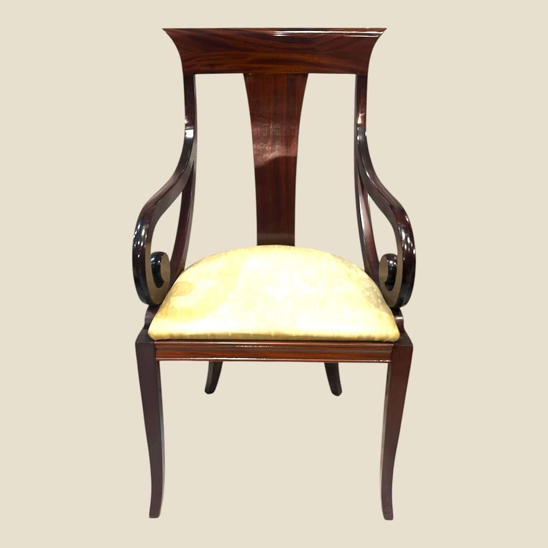 Silla clásica de caoba con tapizado beige para decoración de hogar