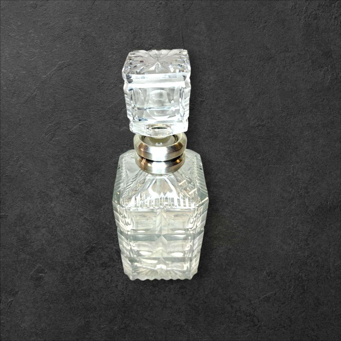 Licorera de cristal con cuello de plata elegante