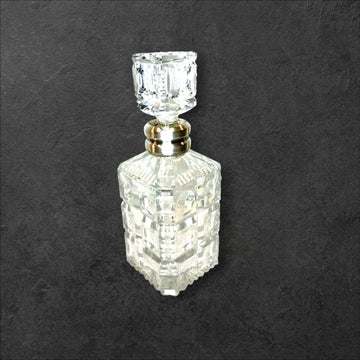 Licorera de cristal con cuello de plata elegante