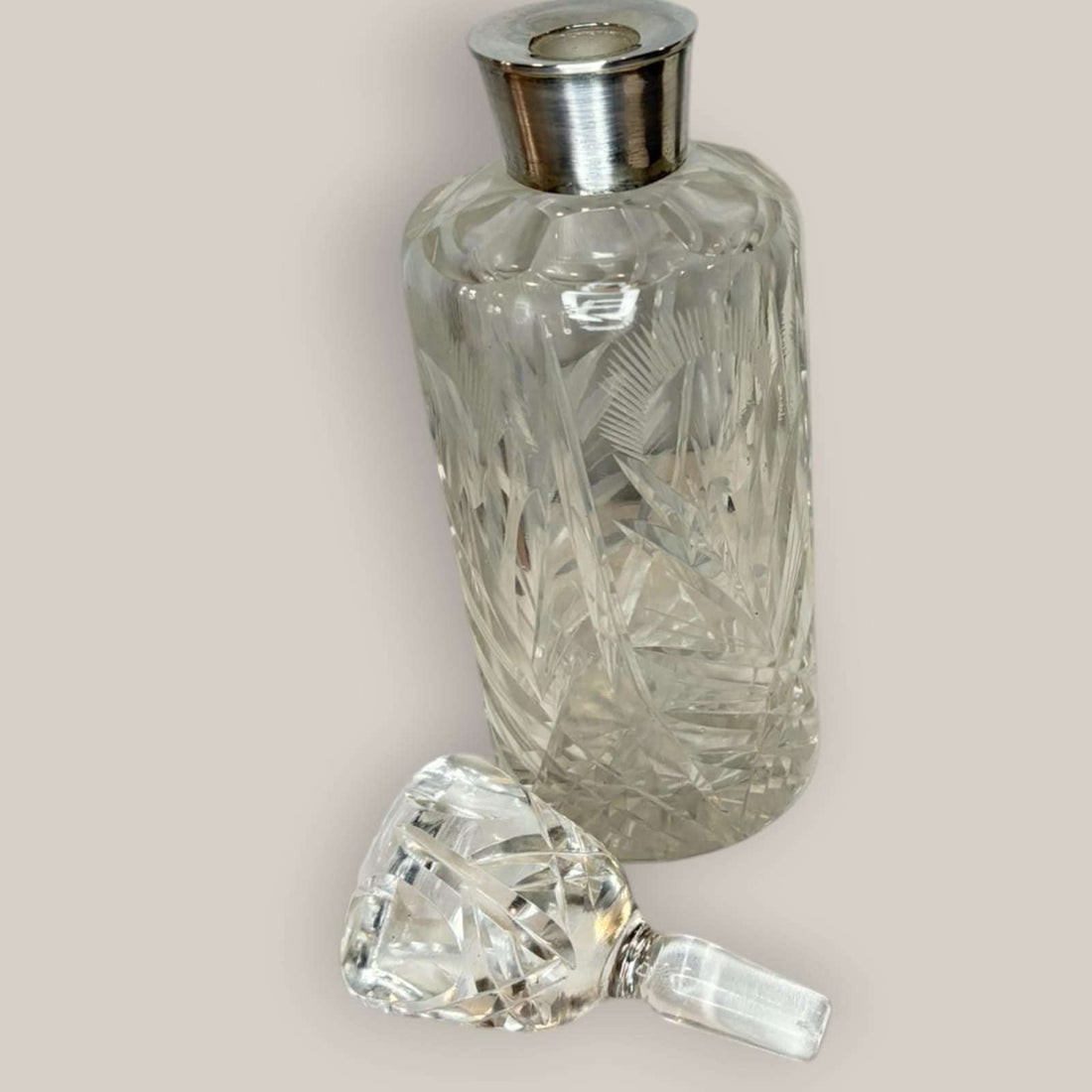 Licorera de cristal tallado con cuello de plata fina