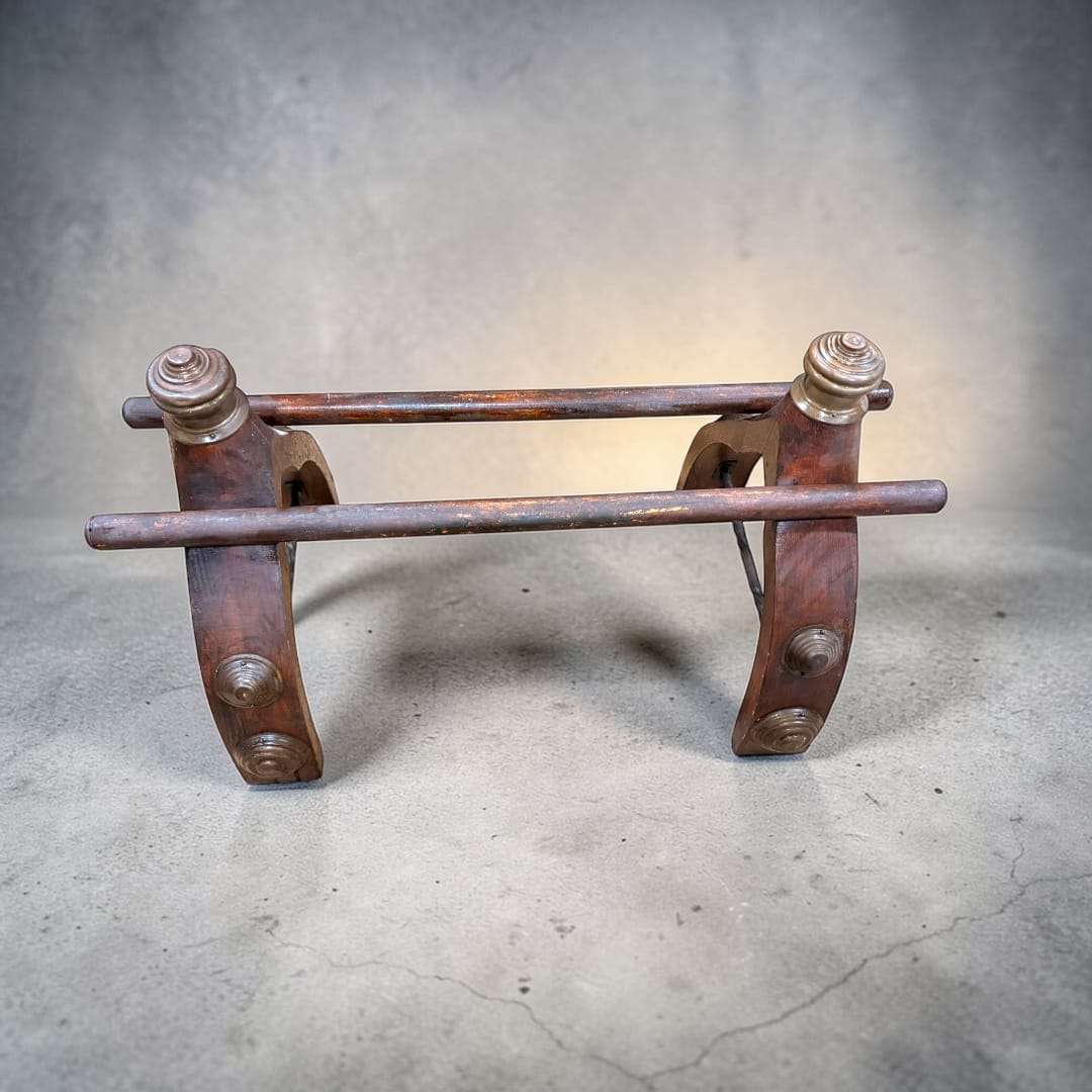 Montura de camello de madera con detalles en bronce para decoración de hogar