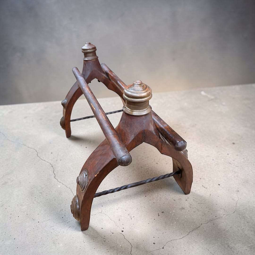 Montura de camello de madera con detalles en bronce para decoración de hogar