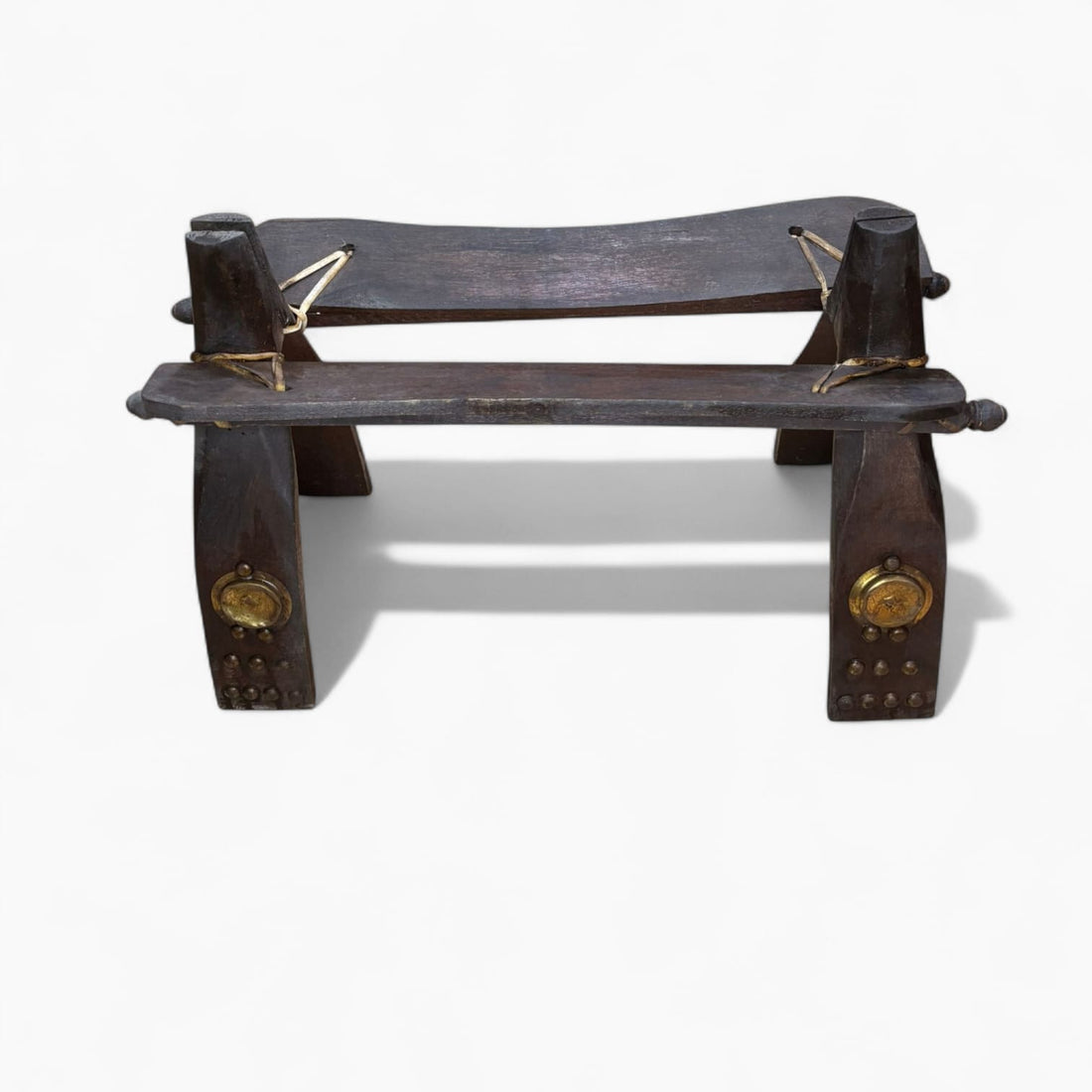 Montura de camello de madera con detalles en bronce para decoración