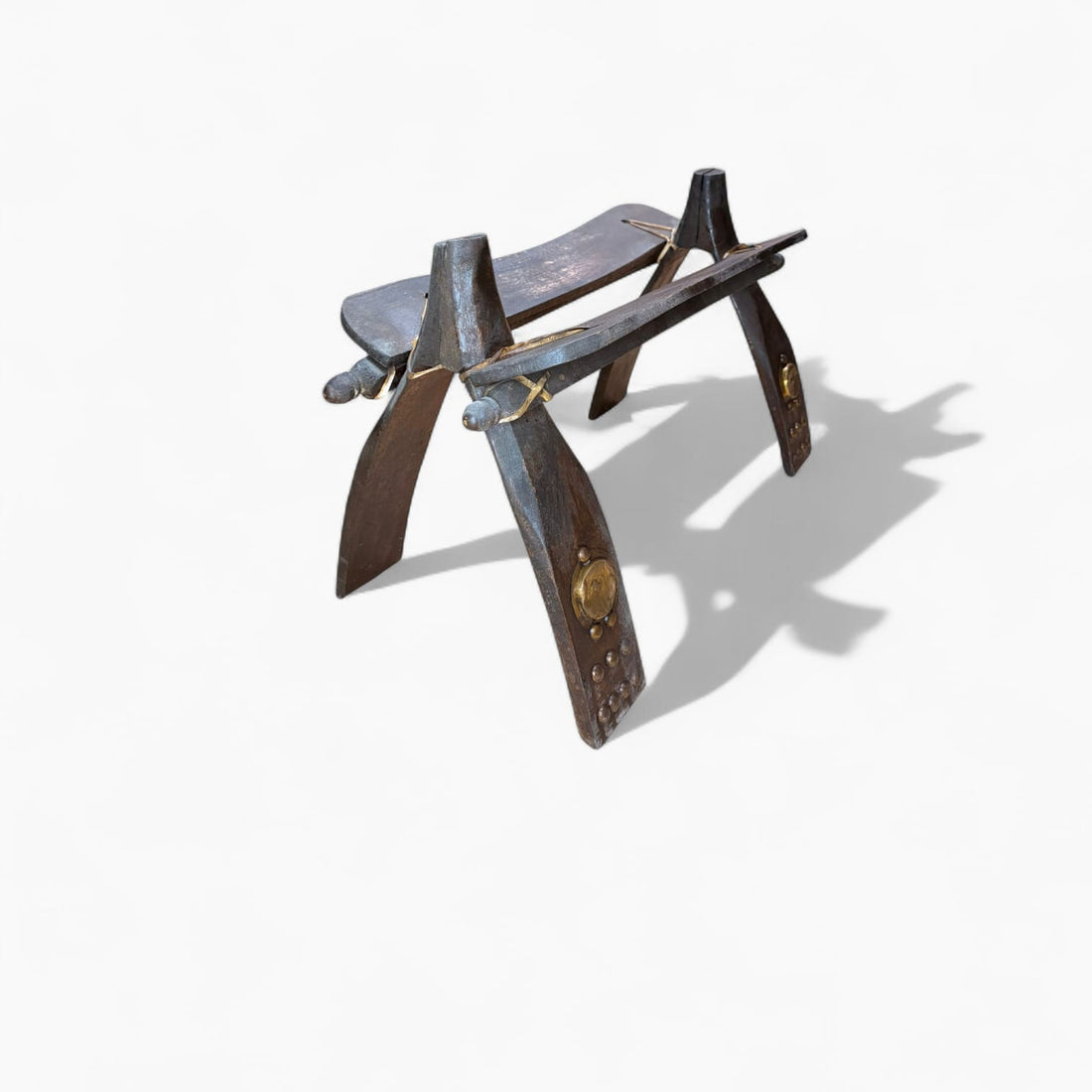 Montura de camello de madera con detalles en bronce para decoración