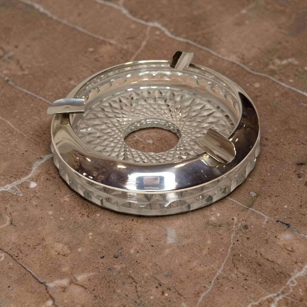 Cenicero de cristal y metal plateado elegante