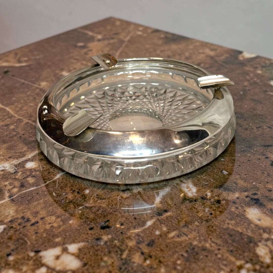 Cenicero de cristal y metal plateado elegante