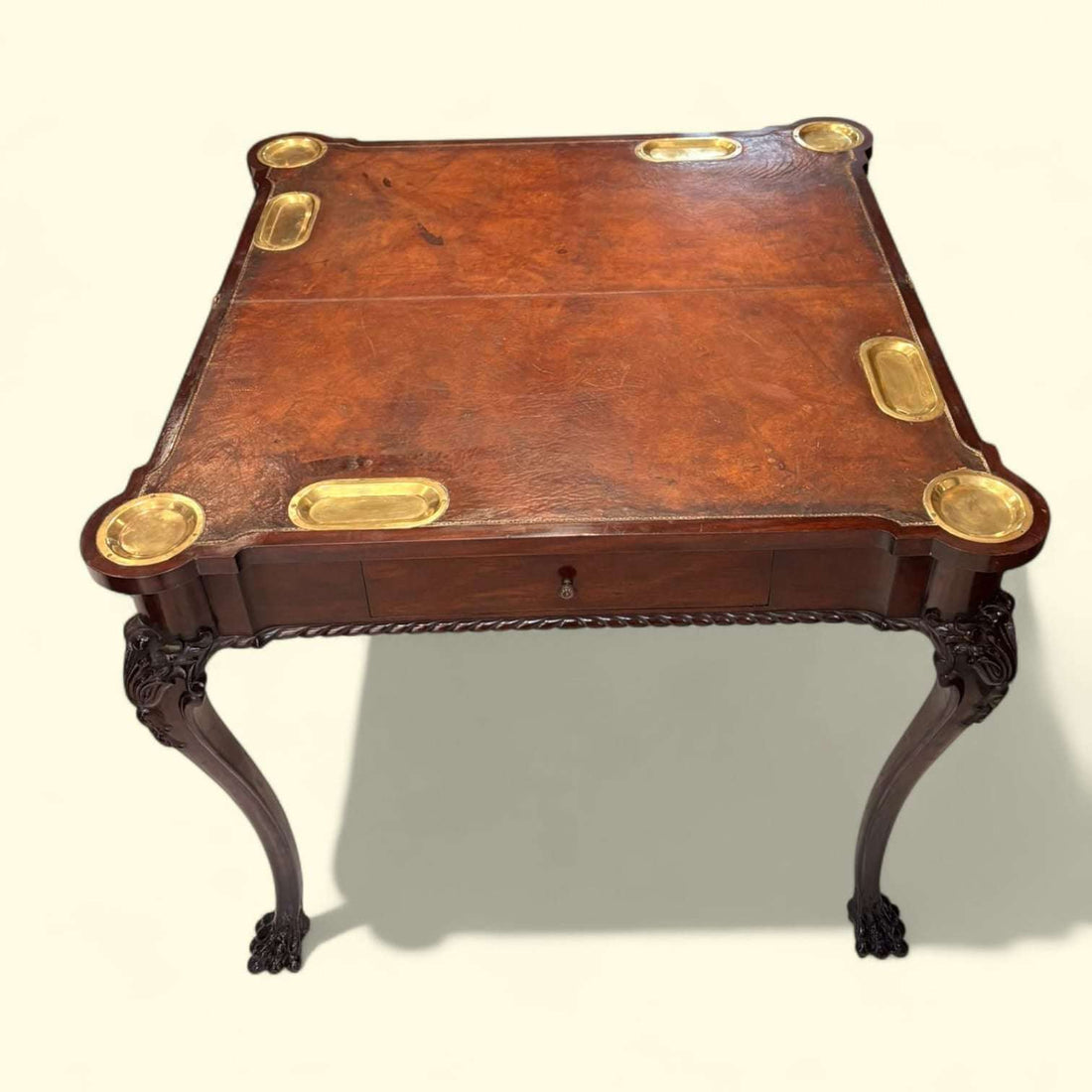 Mesa de juego antigua de madera con aplicaciones en metal dorado y patas de garra talladas