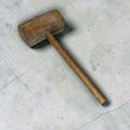 Mazo de madera herramienta artesanal vista superior.