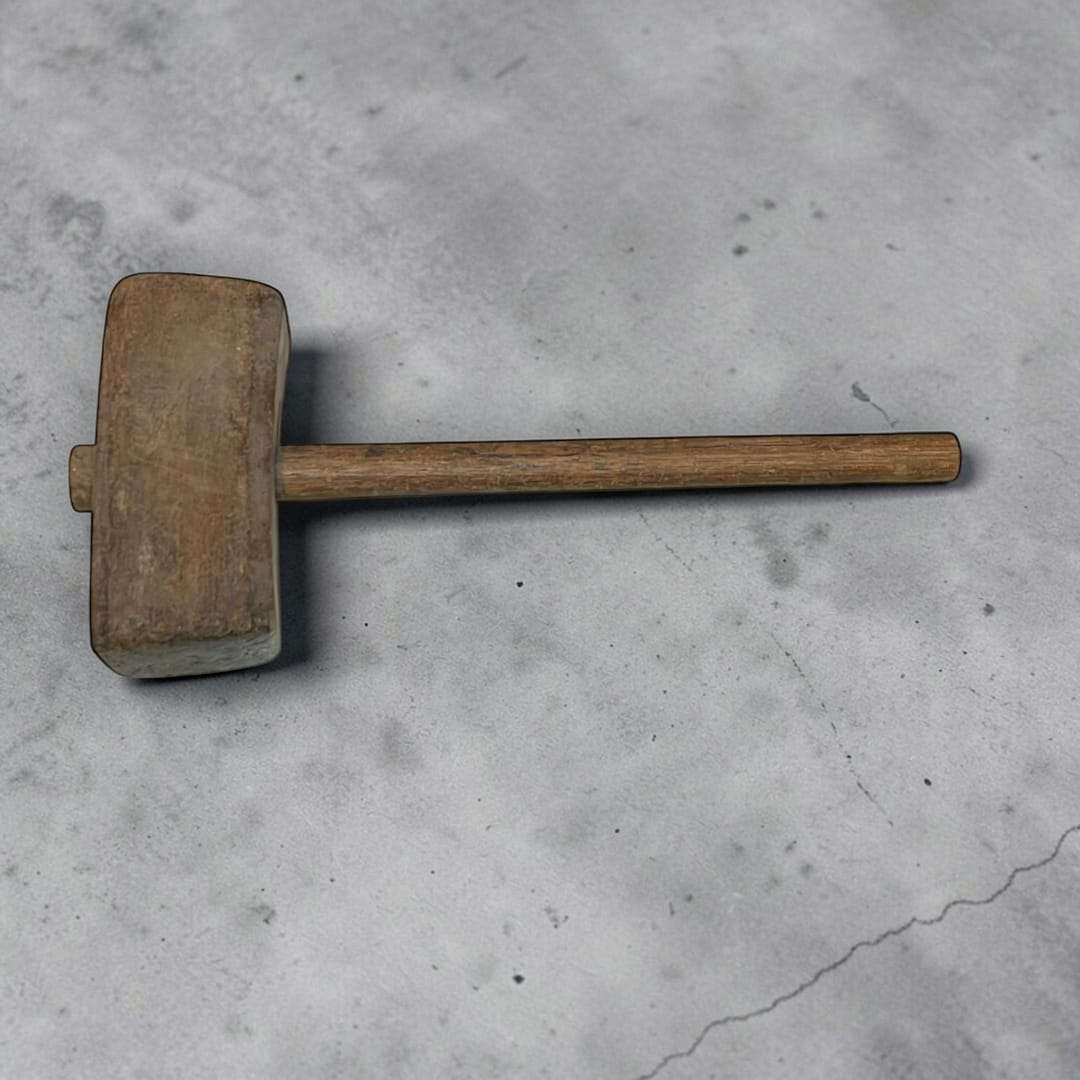 Vista lateral del mazo de madera con mango largo.

