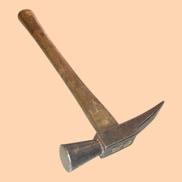 El martillo de tachuelas es una herramienta diseñada específicamente para trabajos delicados de tapicería, restauración de muebles y colocación de pequeñas tachuelas decorativas. 