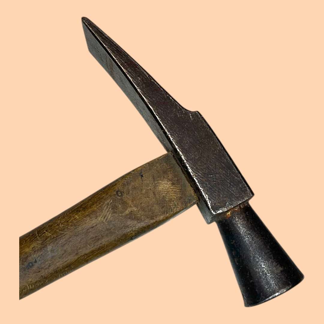 Su forma característica, con una cabeza compacta y equilibrada, permite realizar golpes precisos sin dañar los materiales.
