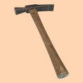 
Este martillo de tachuelas presenta una estructura tradicional formada por cabeza de acero forjado y mango de madera maciza, una combinación que garantiza equilibrio, control y resistencia durante su uso.