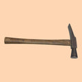 
Este martillo de tachuelas presenta una estructura tradicional formada por cabeza de acero forjado y mango de madera maciza, una combinación que garantiza equilibrio, control y resistencia durante su uso.