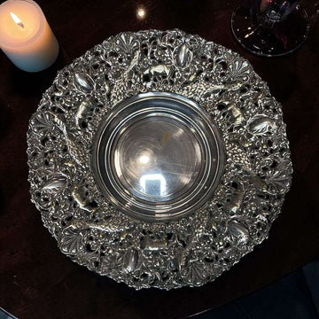 Bandeja de metal plateado decorativa con relieves