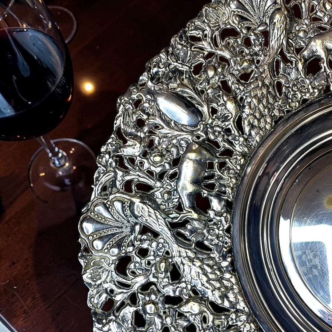 Bandeja de metal plateado decorativa con relieves