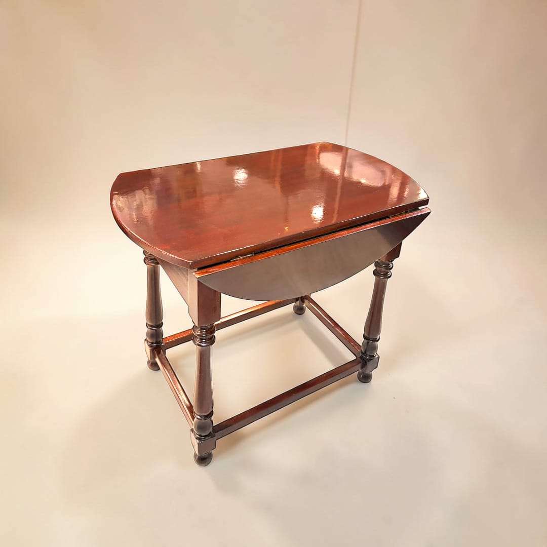 
Su sistema de alas abatibles permite ampliar la superficie de forma rápida, lo que convierte esta Mesa antigua de caoba con alas plegables en una pieza versátil para salones, rincones de lectura, entradas o