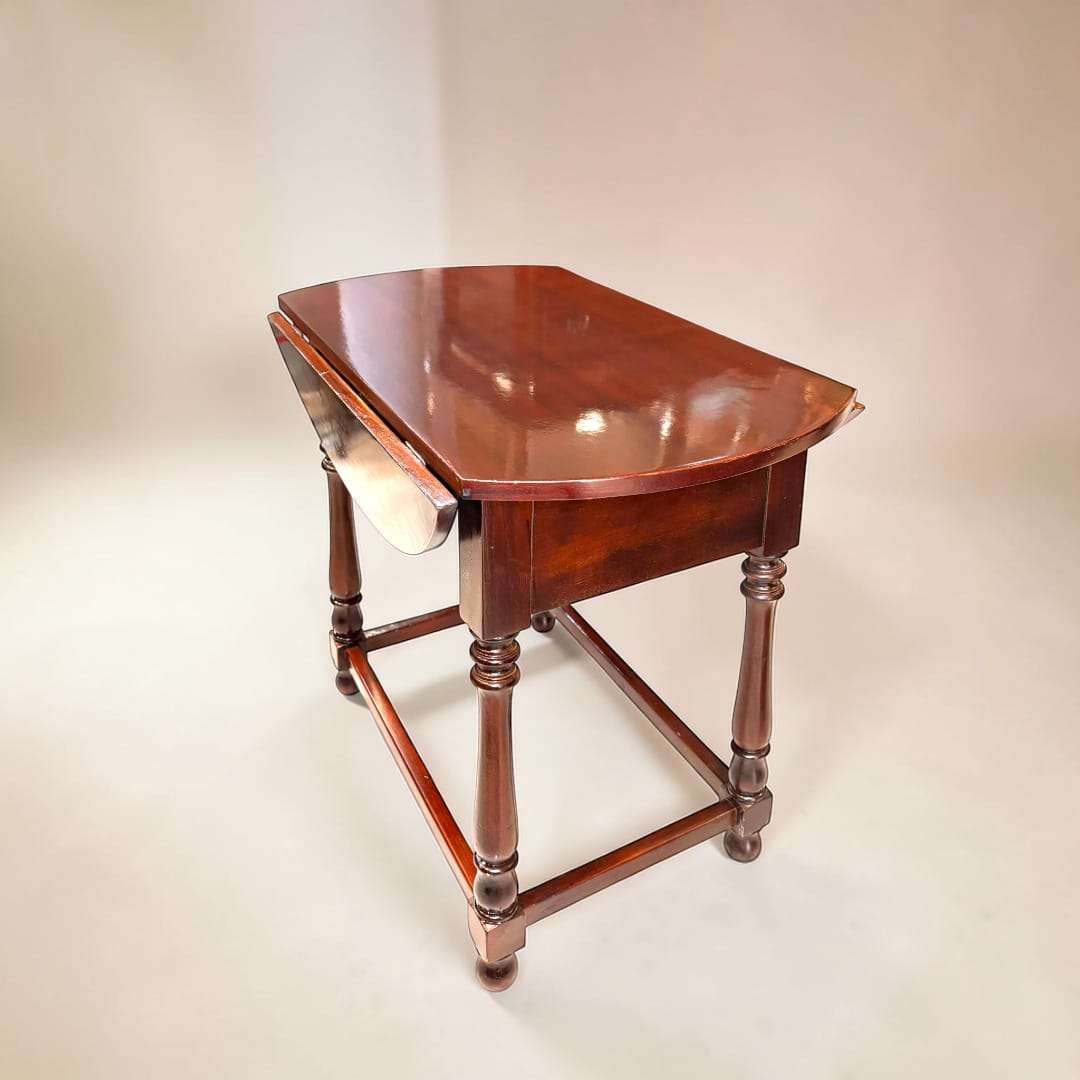 Esta Mesa antigua de caoba con alas plegables es una pieza funcional y elegante diseñada para adaptarse a diferentes espacios y momentos del hogar.