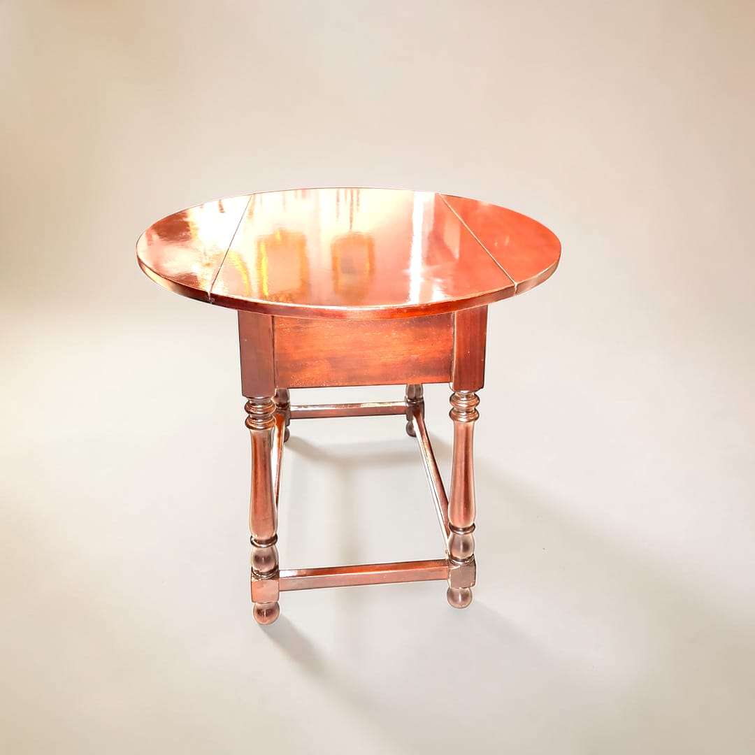 Fabricada en caoba, una de las maderas más valoradas en el mobiliario clásico, esta mesa transmite calidez, resistencia y presencia estética. 