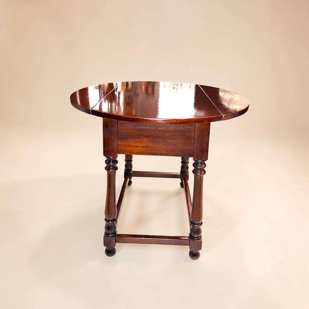 La Mesa antigua de caoba con alas plegables representa perfectamente el equilibrio entre utilidad y belleza, algo muy característico de los muebles tradicionales.
