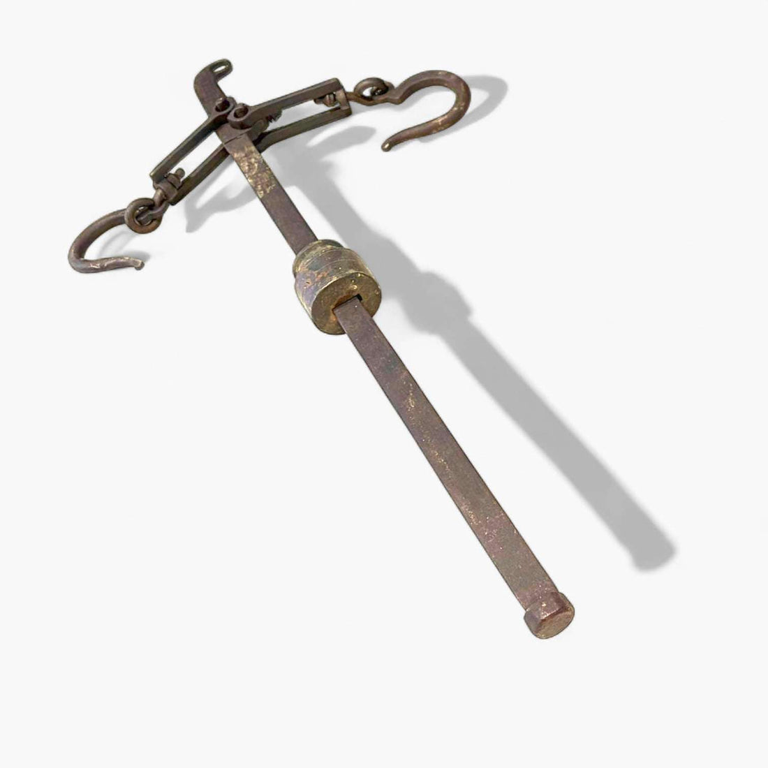 Romana decorativa de hierro con doble gancho.