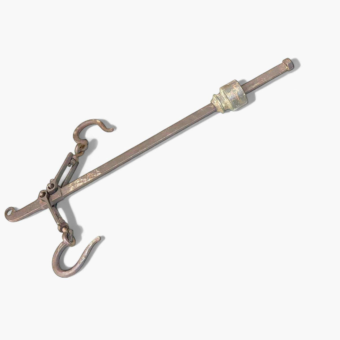 Romana decorativa de hierro con doble gancho.