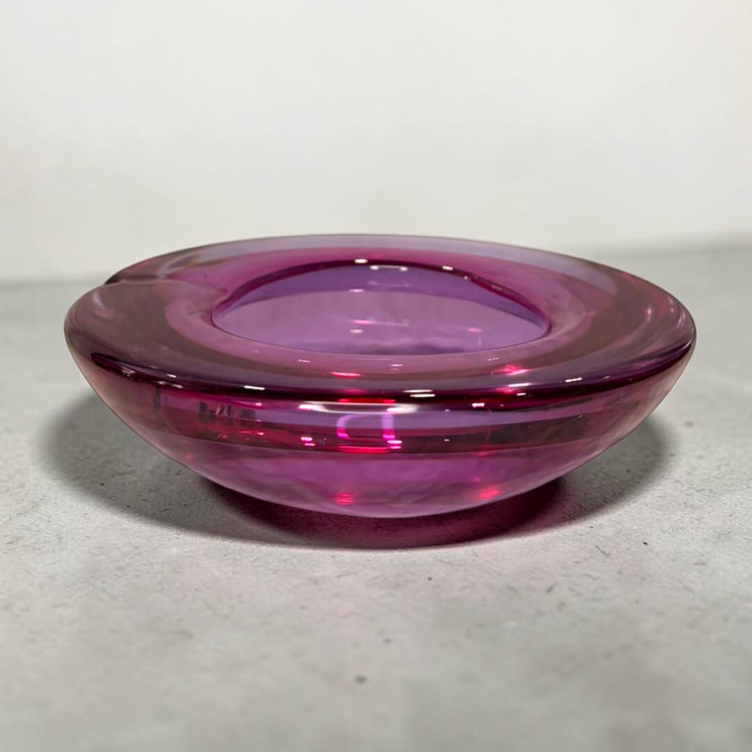  Su tonalidad violeta translúcida aporta carácter y personalidad a cualquier mesa o superficie donde se coloque.