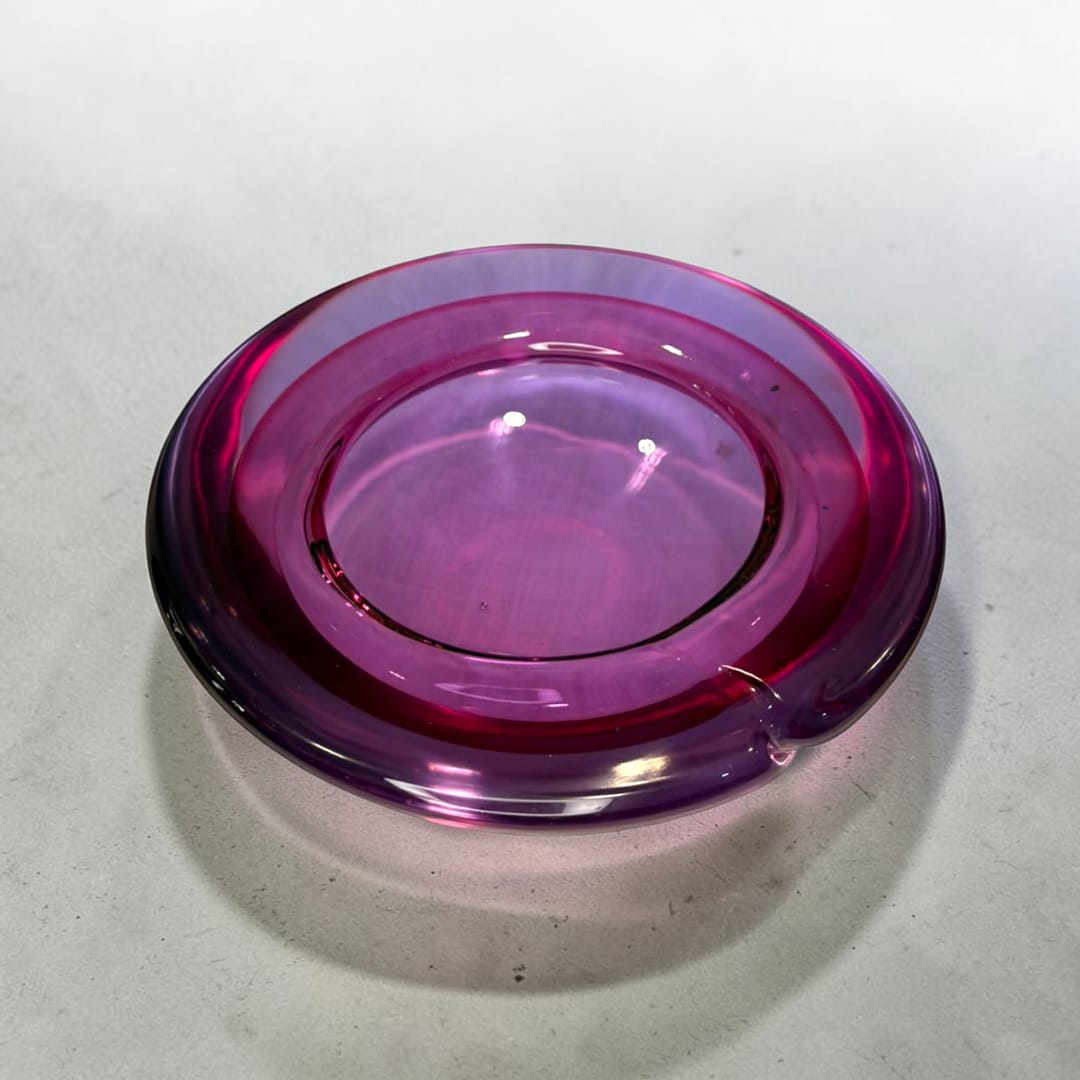 Además de su valor decorativo, el Cenicero de cristal Murano violeta mantiene su función tradicional: recoger cenizas de forma práctica y elegante. 