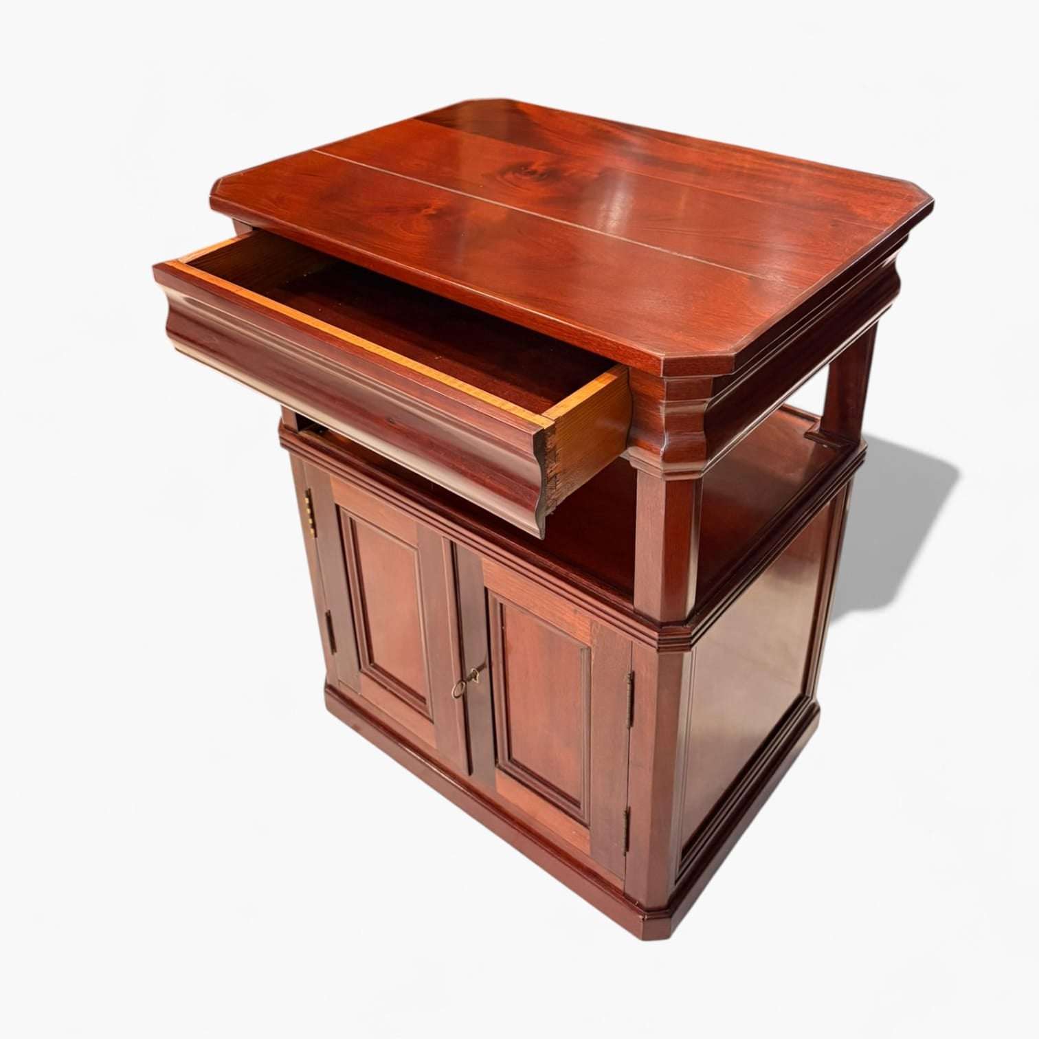 Sus medidas de 65,5 x 49 x H81,5 cm la convierten en una opción práctica para quienes buscan un mueble con volumen contenido, almacenaje real y una estética cálida, sobria y distinguida. 