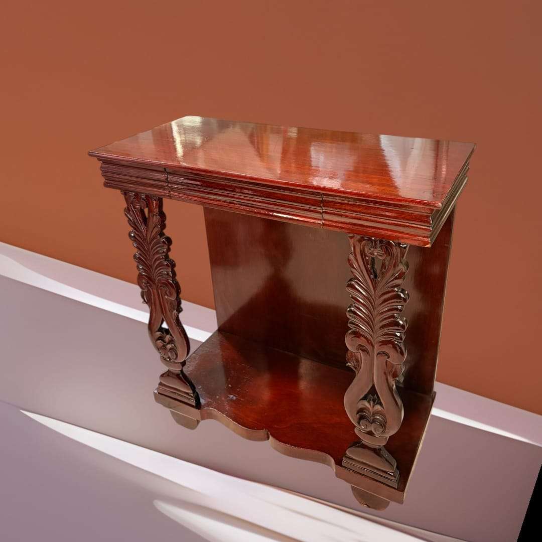 Esta Consola de caoba con cajón secreto es una pieza antigua de gran atractivo visual, pensada para quienes buscan un mueble con personalidad, utilidad real y una estética cálida capaz de transformar cualquier estancia