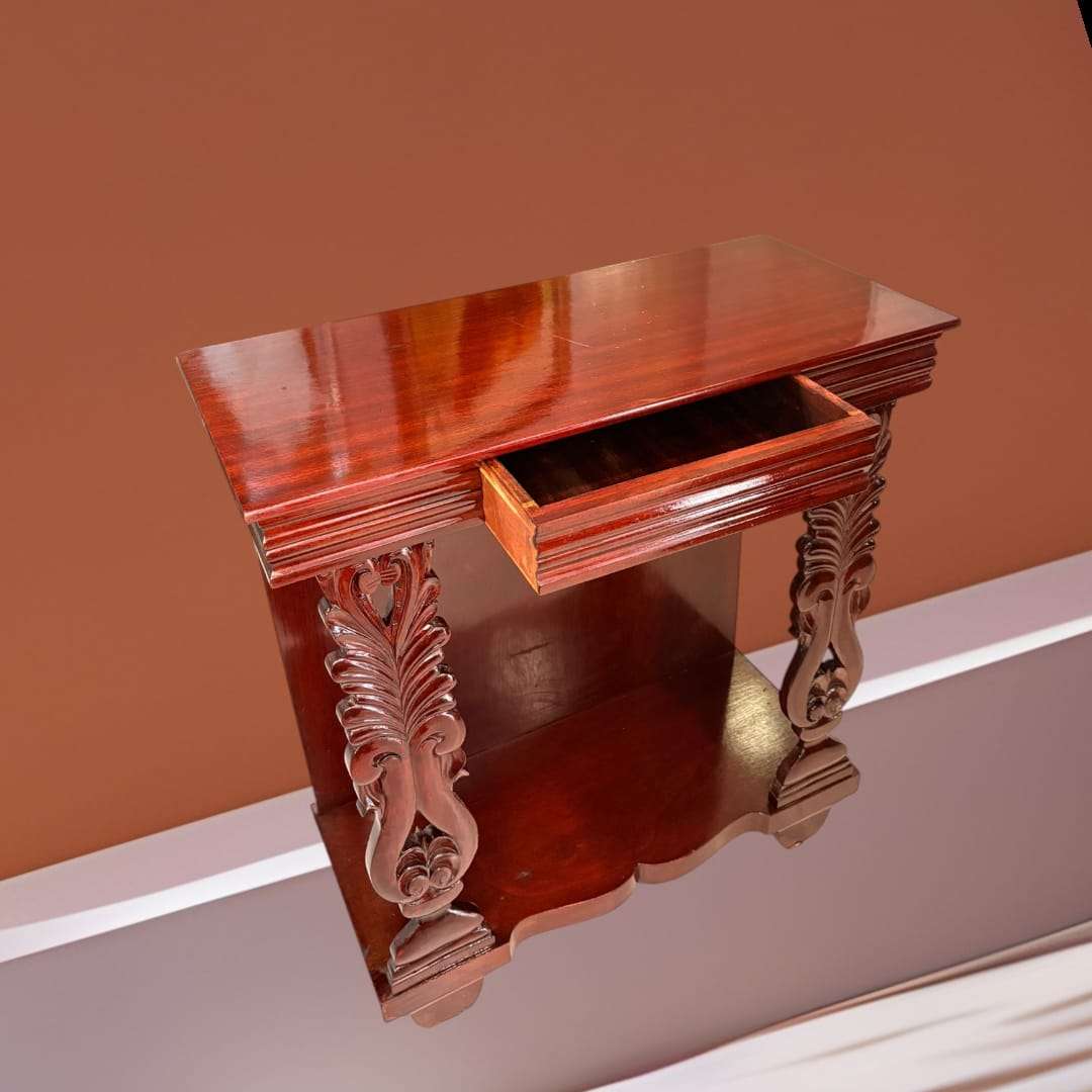 Esta Consola de caoba con cajón secreto es una pieza antigua de gran atractivo visual, pensada para quienes buscan un mueble con personalidad, utilidad real y una estética cálida capaz de transformar cualquier estancia