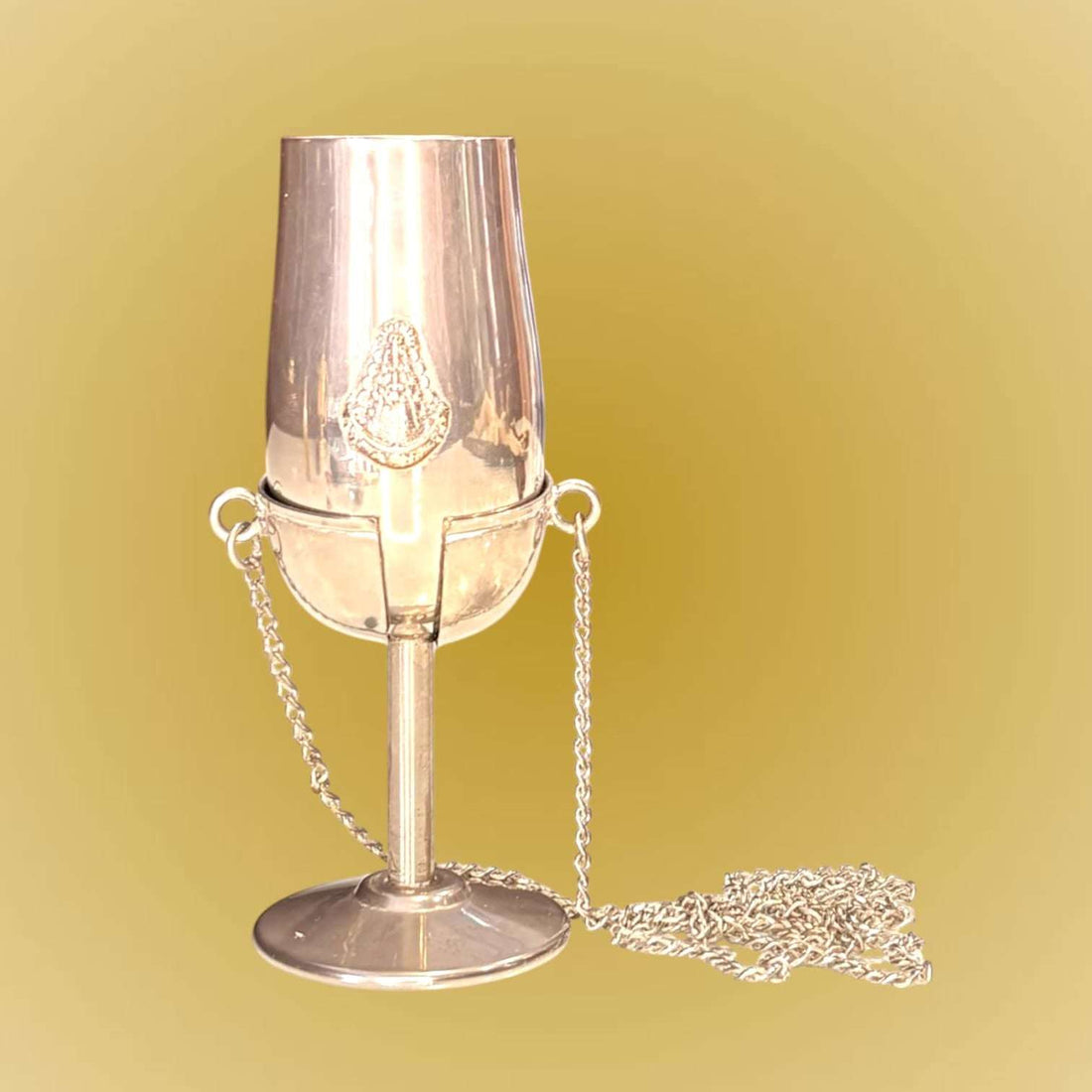 Este Catavino antiguo de metal plateado es una pieza pequeña, refinada y de gran personalidad, pensada originalmente para la cata de vino y hoy también perfecta como objeto decorativo y de colección.