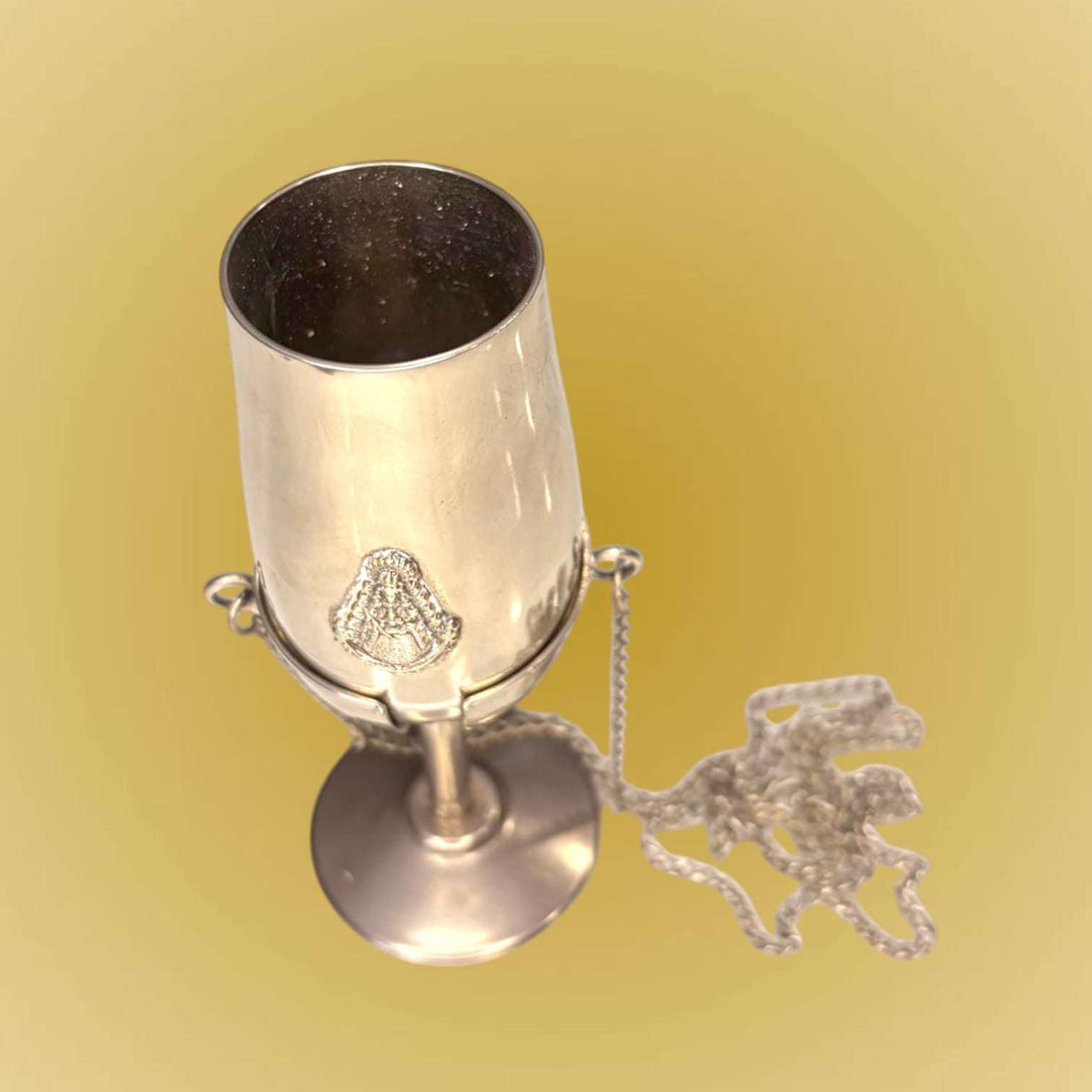 Este Catavino antiguo de metal plateado es una pieza pequeña, refinada y de gran personalidad, pensada originalmente para la cata de vino y hoy también perfecta como objeto decorativo y de colección.