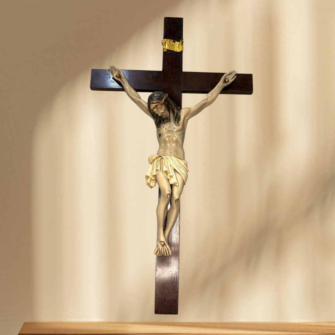 Este Crucifijo de pasta de madera es una pieza religiosa de pared con una presencia sobria, emotiva y muy elegante. 