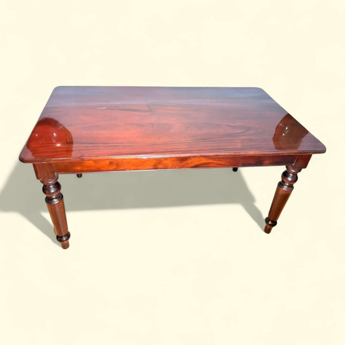 La Mesa de caoba rectangular extensible es una pieza antigua pensada para quienes valoran la belleza de los muebles nobles y la funcionalidad real en el día a día.