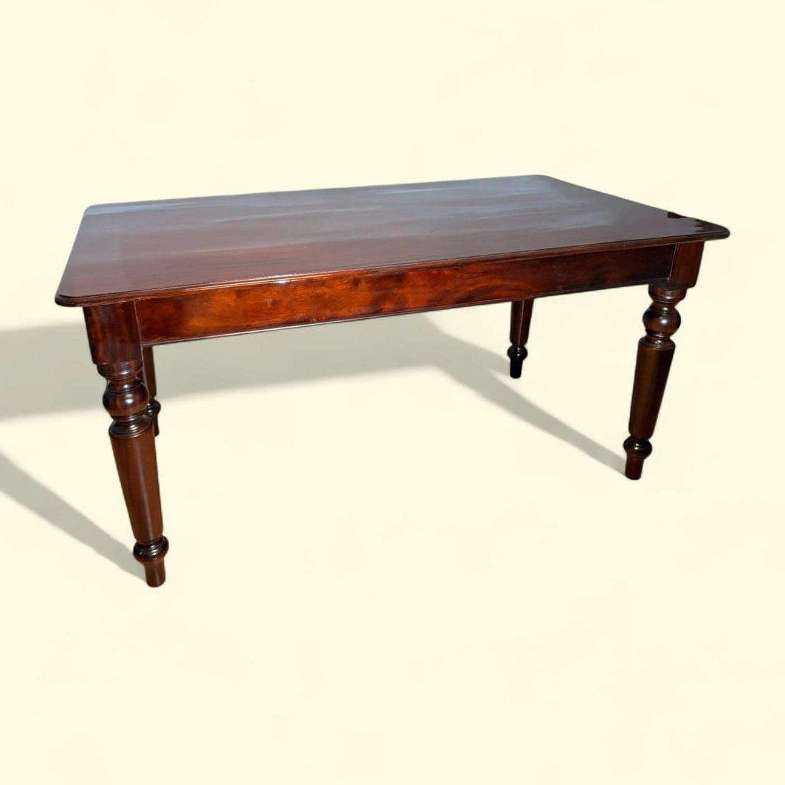 La Mesa de caoba rectangular extensible es una pieza antigua pensada para quienes valoran la belleza de los muebles nobles y la funcionalidad real en el día a día.