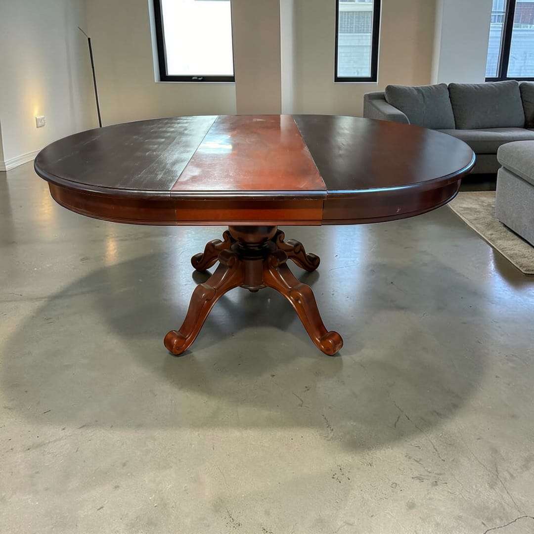 Abierta, gana superficie y capacidad, convirtiéndose en una solución muy práctica para reuniones, celebraciones y comidas con más comensales. 