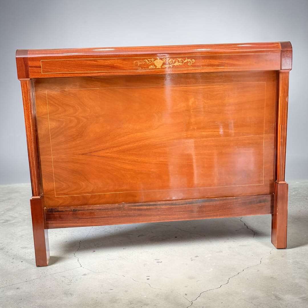 Su panel central limpio, su marquetería superior y su estructura sólida crean un equilibrio muy atractivo entre sencillez y refinamiento. 