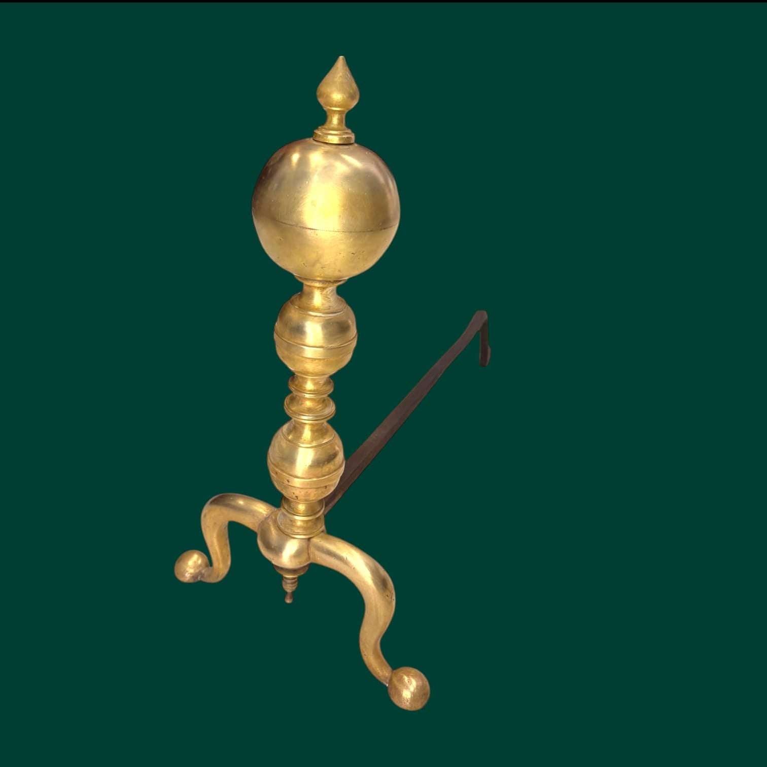 En el mercado de antigüedades se describen precisamente como soportes para leña y accesorios decorativos de hogar, muy apreciados por su carácter tradicional y señorial.