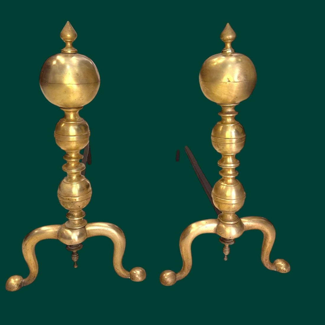 Los Morillos de bronce y hierro son una pareja antigua concebida originalmente para sostener la leña dentro de la chimenea, favorecer la circulación del aire y ayudar a que el fuego prenda y se mantenga con mayor eficacia. 